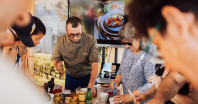 Atelier culinaire animé par un chef à Bordeaux, groupe de participants préparant des plats gastronomiques dans une ambiance conviviale.