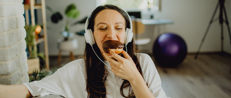 Ecouter la musique en mangeant